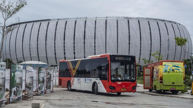 Transjakarta menyiapkan 26 unit bus tipe Low Entry untuk mengantar masyarakat salat Idulfitri di JIS, Jakarta Utara gratis.