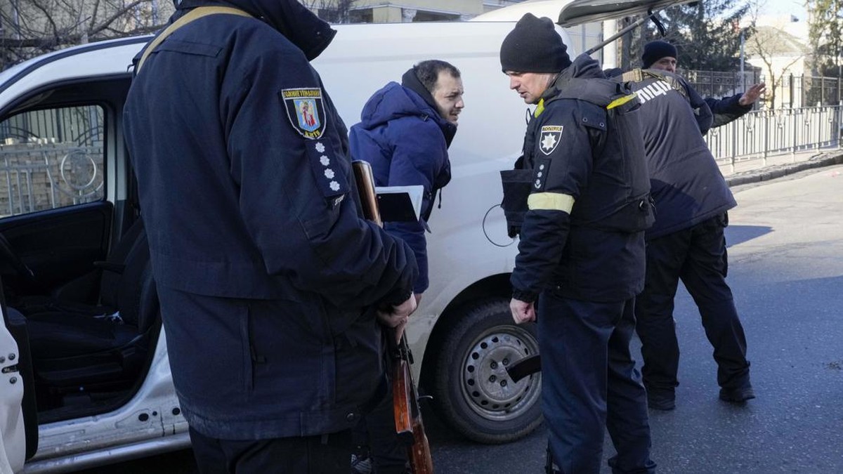 FOTO: Intelijen Rusia Berkeliaran, Polisi Ukraina Perketat Pemeriksaan