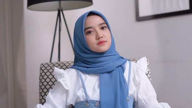 Viral video pengakuan Wirda Mansur pernah bertemu BTS. Namun, ia juga mengaku tidak mengenal BTS ketika bertemu.