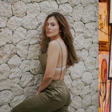 Wulan Guritno Peluk Mesra Atlet Basket Ganteng di Ultah Mantan Suami