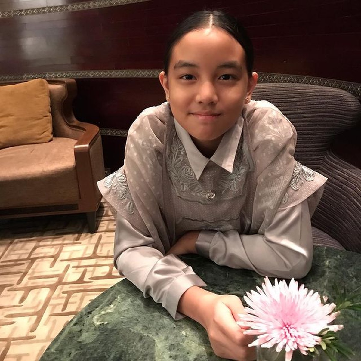 Engku Emran memiliki seorang putri bernama Aleesya yang dulu jadi anak tiri Laudya Cynthia Bella&period; Yuk&comma; intip transformasinya&excl;