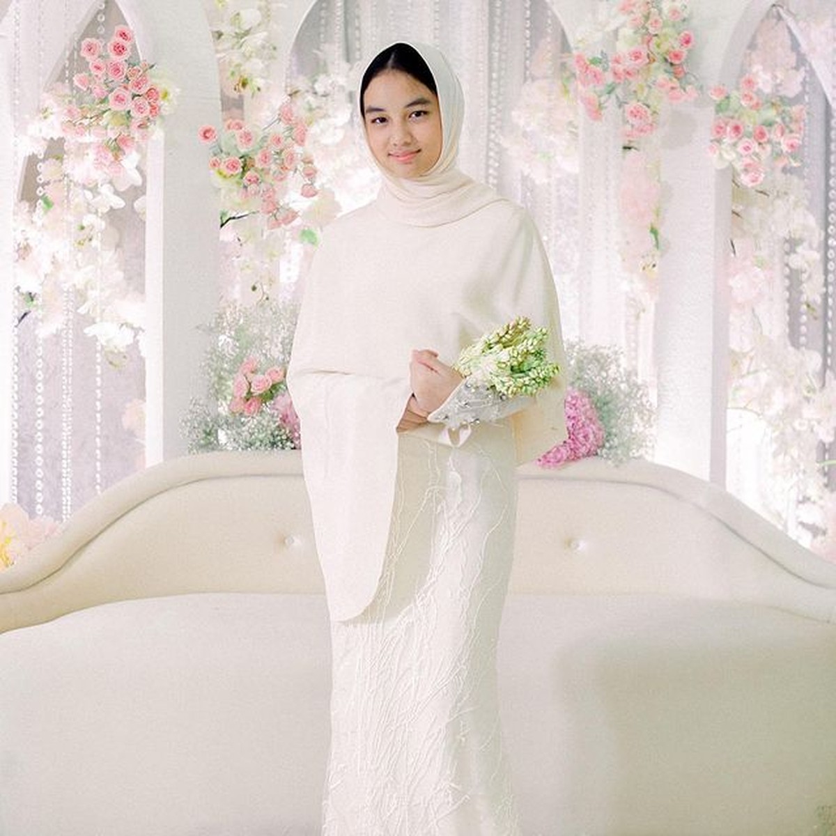 Engku Emran memiliki seorang putri bernama Aleesya yang dulu jadi anak tiri Laudya Cynthia Bella&period; Yuk&comma; intip transformasinya&excl;