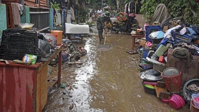 Warga di salah satu perumahan yang terdampak banjir di Serang, Provinsi Banten, masih kekurangan bantuan kebutuhan pokok.