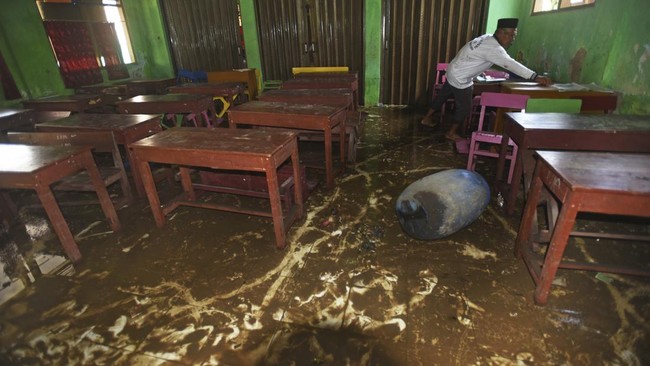 Sedikitnya tiga orang diduga tewas akibat banjir yang menerjang MTSN 19 Pondok Labu, Jaksel. Tembok sekolah ikut roboh akibat banjir.