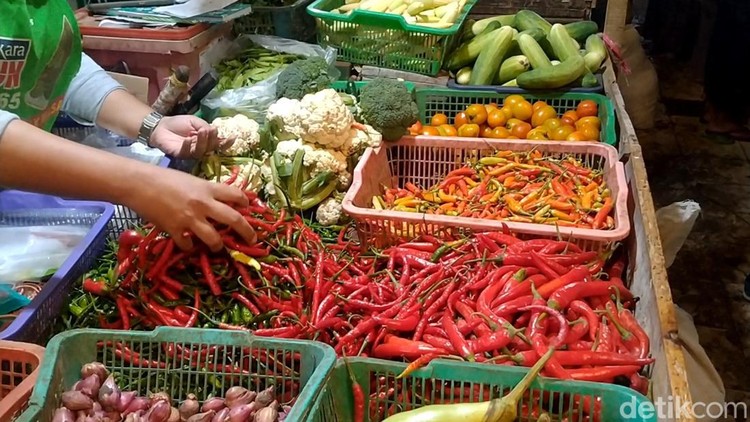 Harga cabai rawit merah atau cabai setan di Pasar Kajen Pekalongan jelang Ramadan merangkak naik. Terpantau pada Rabu (2/3/2022) harga cabai rawit merah Rp 60 ribu/kg