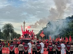 Sempat Lempar Botol-Bakar Flare, Massa Demo Tolak Tunda Pemilu Bubarkan Diri