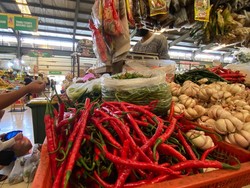 Ibu-ibu yang Sabar Ya... Harga Cabe-cabean Mulai Naik Nih