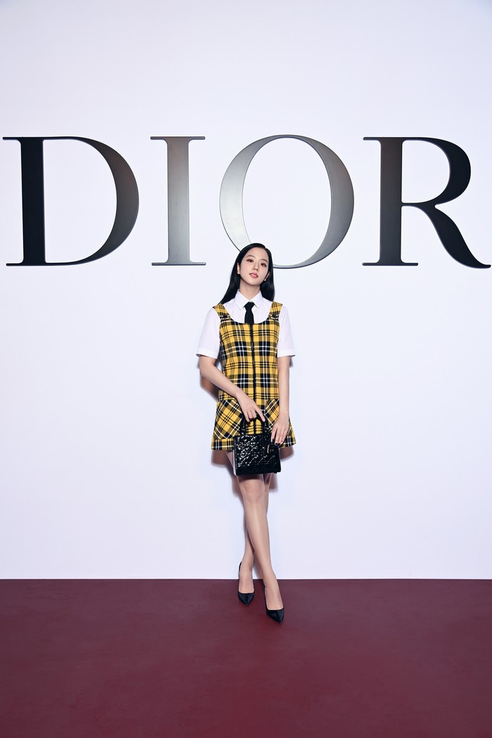 Melengkapi gaya preppy nya saat hadir di peragaan Dior pada Maret 2022 lalu, Jisoo memilih tas Lady Dior dalam pilihan material patent leather yang berkilau. Foto: Getty Images For Dior/Pascal Le Segretain