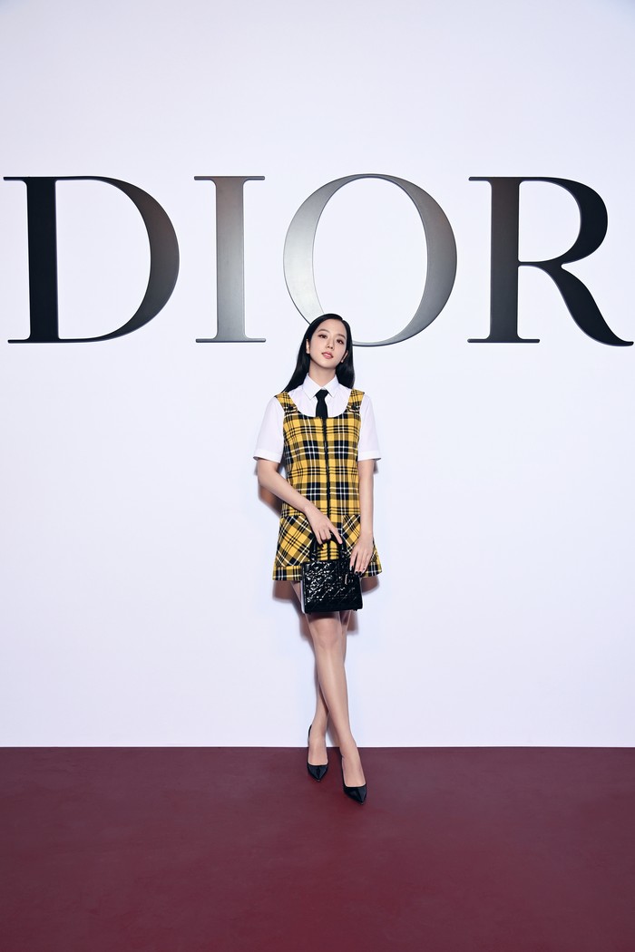 Gaya preppy diusung Jisoo BLACKPINK lewat padanan tartan dress, kemeja putih, dan dasi. Serta aksesori tas Lady Dior dan pump shoes. Foto: Getty Images For Dior/Pascal Le Segretain