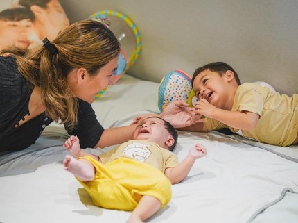 Cara Beri Pengertian bila Anak Suka Jahili Adik Bayinya seperti Kiano dan Kenzo