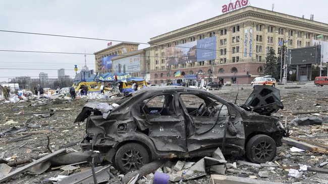 Setidaknya 21 nyawa melayang dan 112 orang lainnya terluka akibat bombardir Rusia di Kota Kharkiv, Ukraina, dalam 24 jam belakangan hingga Rabu (2/3).