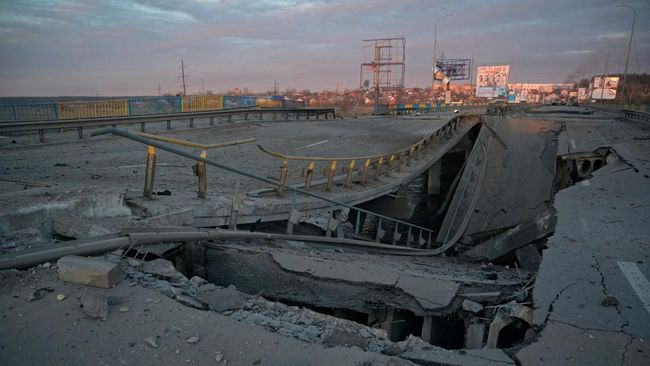 Ukraina Sebut Pasukan Rusia Ledakkan 3 Jembatan Cegah Serangan Balik Ukraina mengklaim pasukan Rusia meledakkan jembatan untuk memperlambat serangan balasan Ukraina di timur laut.