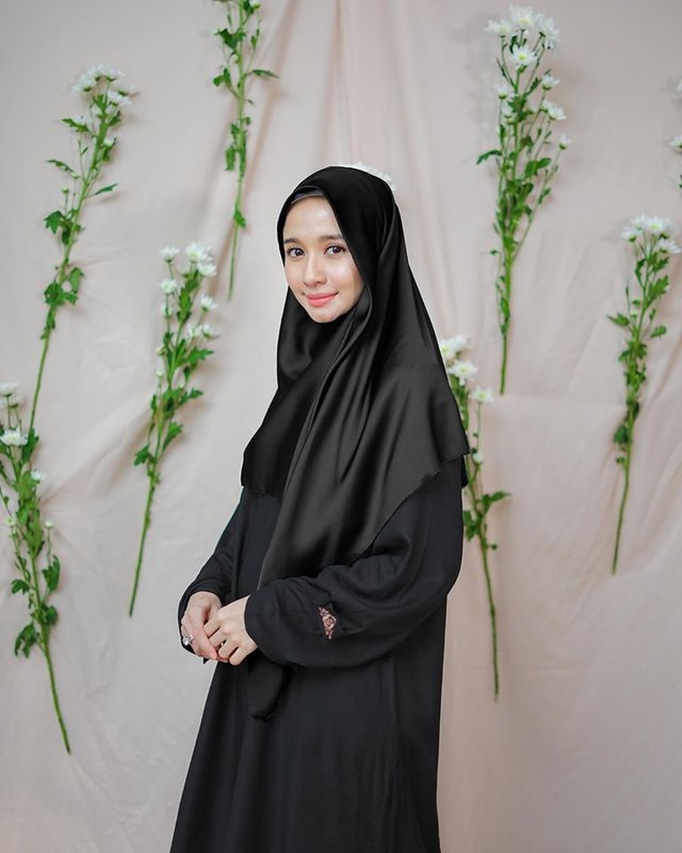 Laudya Cynthia Bella Penampilan Laudya Cynthia Bella usai bercerai dinilai terlalu kurus hingga bikin netizen khawatir. Yuk, intip potretnya!