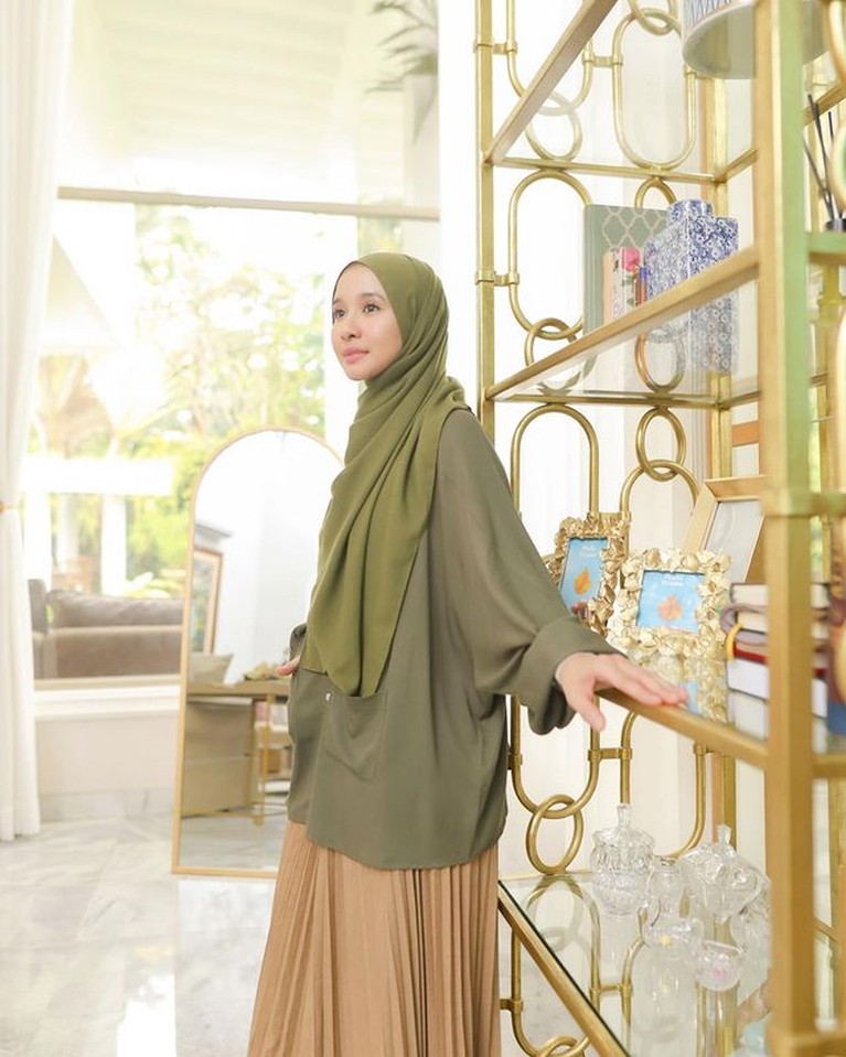 Laudya Cynthia Bella Penampilan Laudya Cynthia Bella usai bercerai dinilai terlalu kurus hingga bikin netizen khawatir. Yuk, intip potretnya!