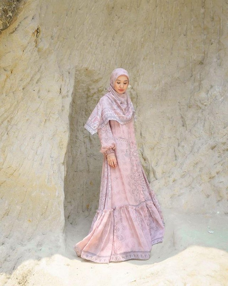 Laudya Cynthia Bella Penampilan Laudya Cynthia Bella usai bercerai dinilai terlalu kurus hingga bikin netizen khawatir. Yuk, intip potretnya!