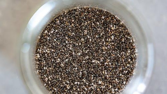 5 Manfaat Tersembunyi Chia Seed, Biji-bijian Kecil yang Cocok Jadi Teman Diet!
