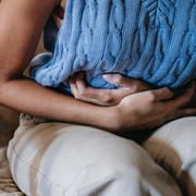 Ramai Video Perempuan Rebahan di KRL karena Nyeri Menstruasi, Netizen Soroti Hilangnya Empati Sang Perekam Demi Keinginan Viral