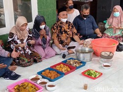 Syukuran-Saweran Nurhayati Usai Terbebas dari Status Tersangka