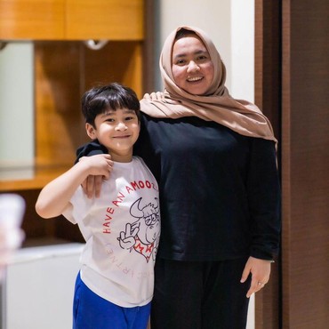 Penampilan Ibu Mbak Lala Pengasuh Sultan Rafathar Disorot, Mirip ABG