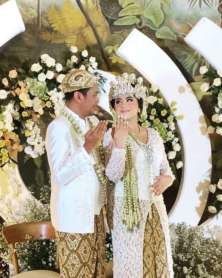 Pernikahan Insank Nasruddin Berbanding terbalik dengan Kalina Oktarani, sang mantan suami Insank Nasruddin baru saja gelar pernikahan. Yuk, intip momennya!