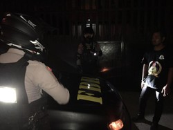 Mobil Ormas di Depok Ketahuan Pakai Rotator, Langsung Dicopot!