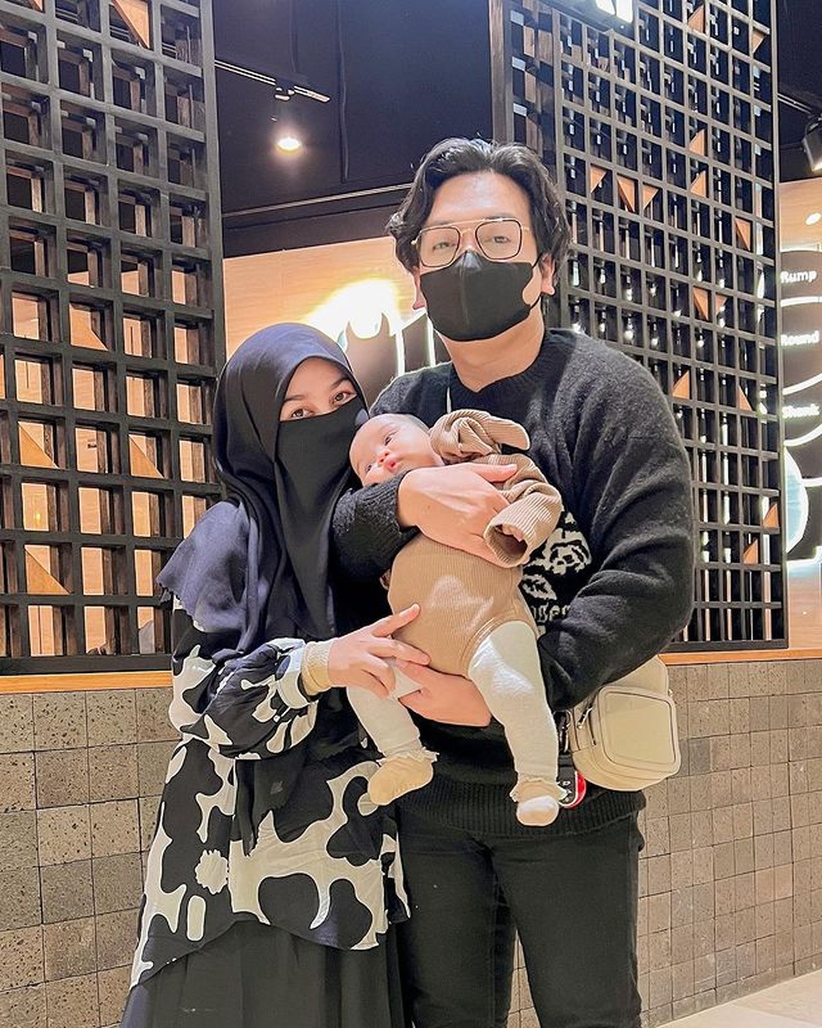 Setelah 4 tahun menanti&comma; Natta Reza dan Wardah dikaruniai anak perempuan cantik yang miliki warna bola mata unik&period; Yuk&comma; intip potretnya