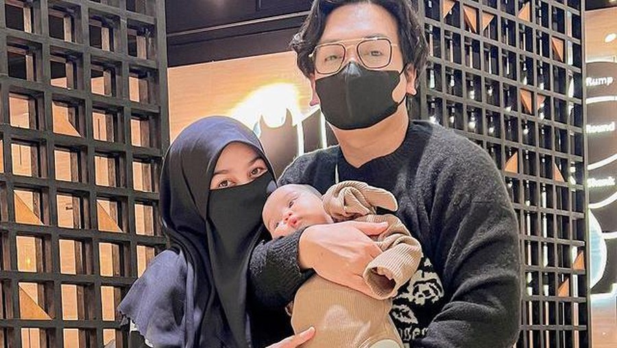 Setelah 4 tahun menanti, Natta Reza dan Wardah dikaruniai anak perempuan cantik yang miliki warna bola mata unik. Yuk, intip potretnya