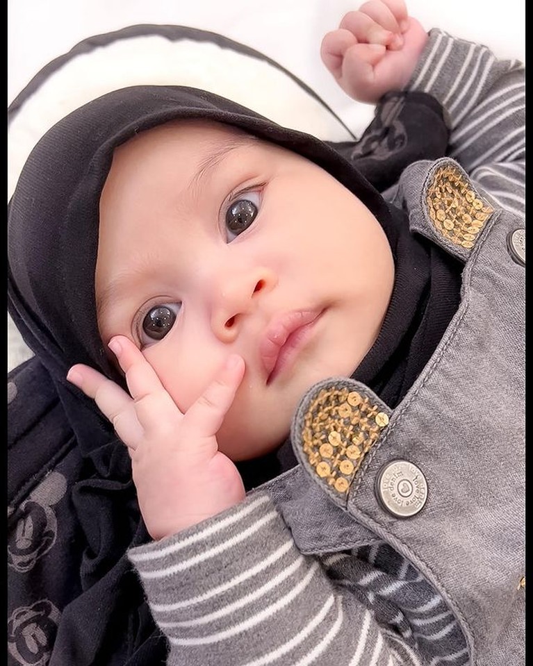 Setelah 4 tahun menanti, Natta Reza dan Wardah dikaruniai anak perempuan cantik yang miliki warna bola mata unik. Yuk, intip potretnya