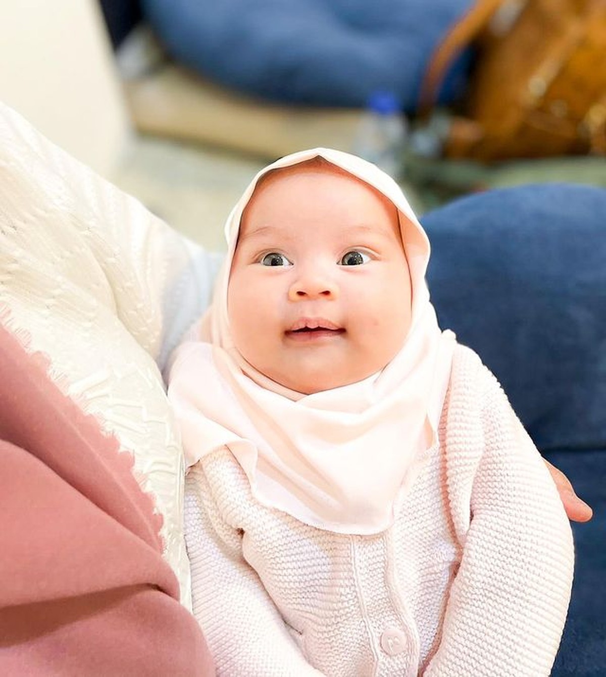 Setelah 4 tahun menanti&comma; Natta Reza dan Wardah dikaruniai anak perempuan cantik yang miliki warna bola mata unik&period; Yuk&comma; intip potretnya