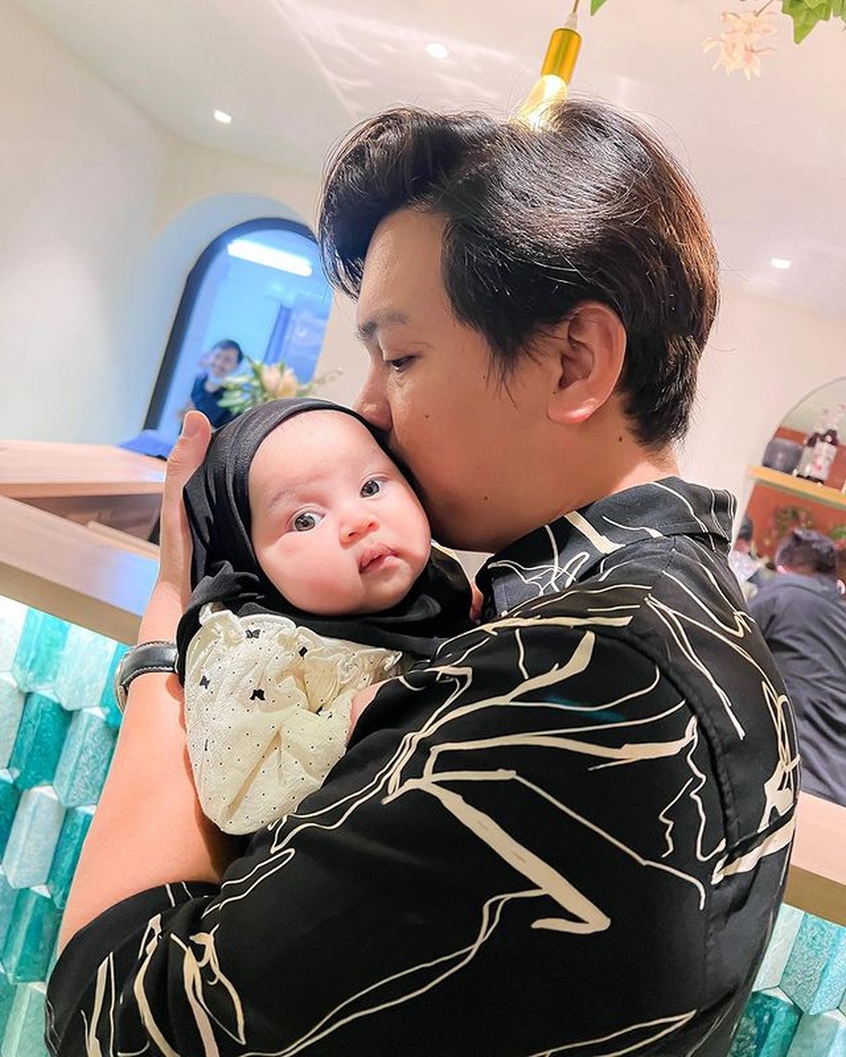 Setelah 4 tahun menanti&comma; Natta Reza dan Wardah dikaruniai anak perempuan cantik yang miliki warna bola mata unik&period; Yuk&comma; intip potretnya