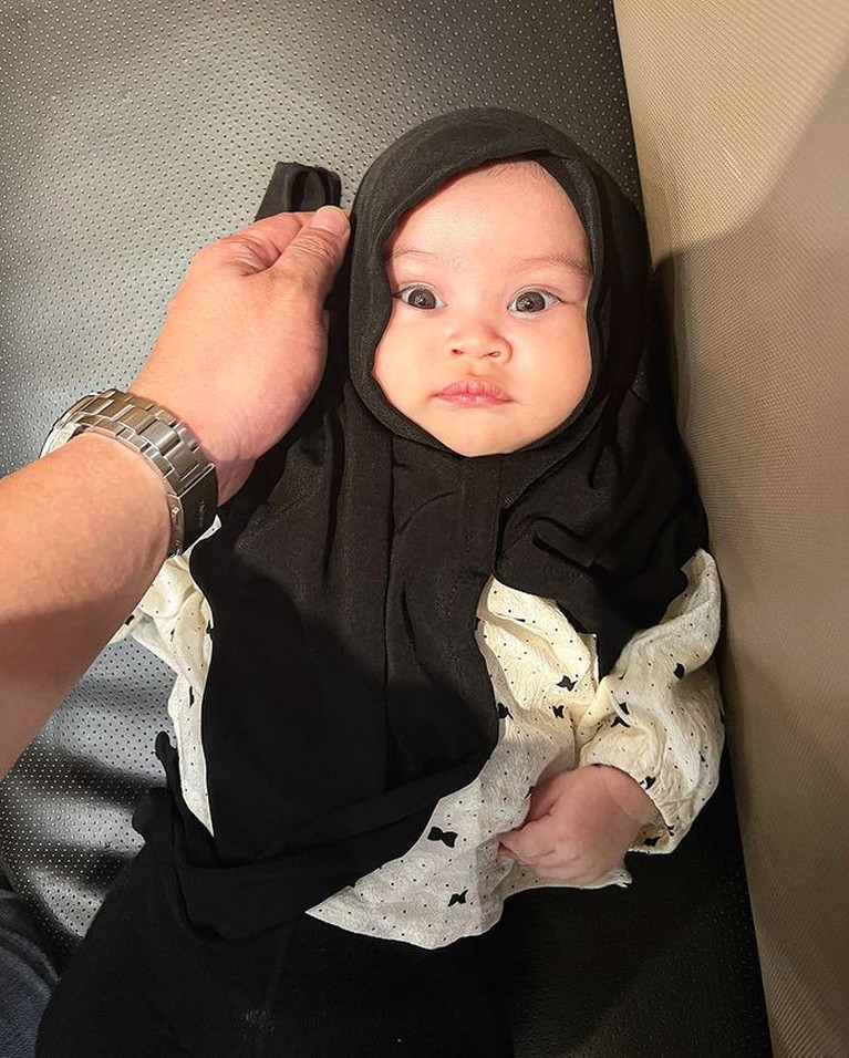 Setelah 4 tahun menanti, Natta Reza dan Wardah dikaruniai anak perempuan cantik yang miliki warna bola mata unik. Yuk, intip potretnya