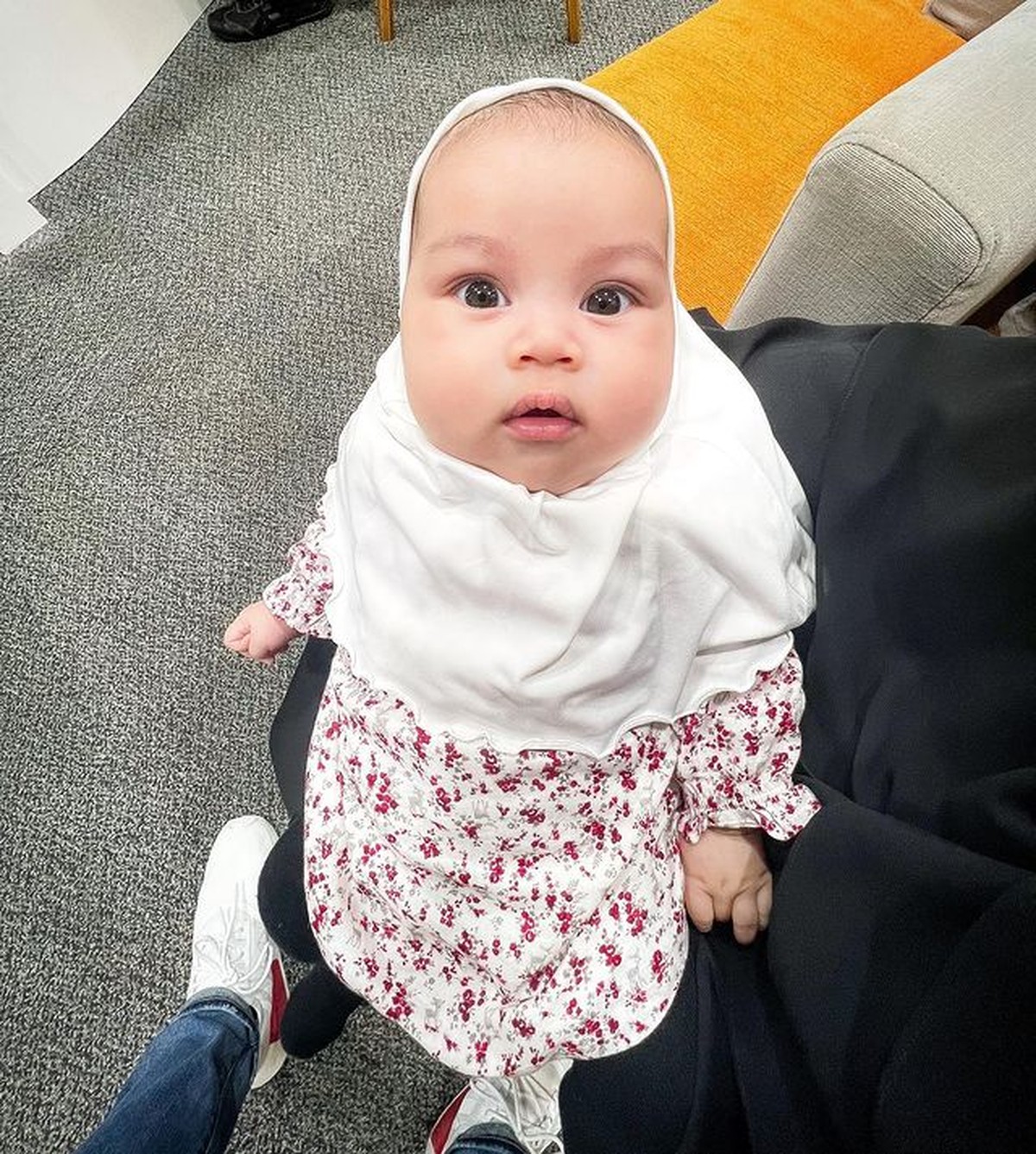 Setelah 4 tahun menanti&comma; Natta Reza dan Wardah dikaruniai anak perempuan cantik yang miliki warna bola mata unik&period; Yuk&comma; intip potretnya