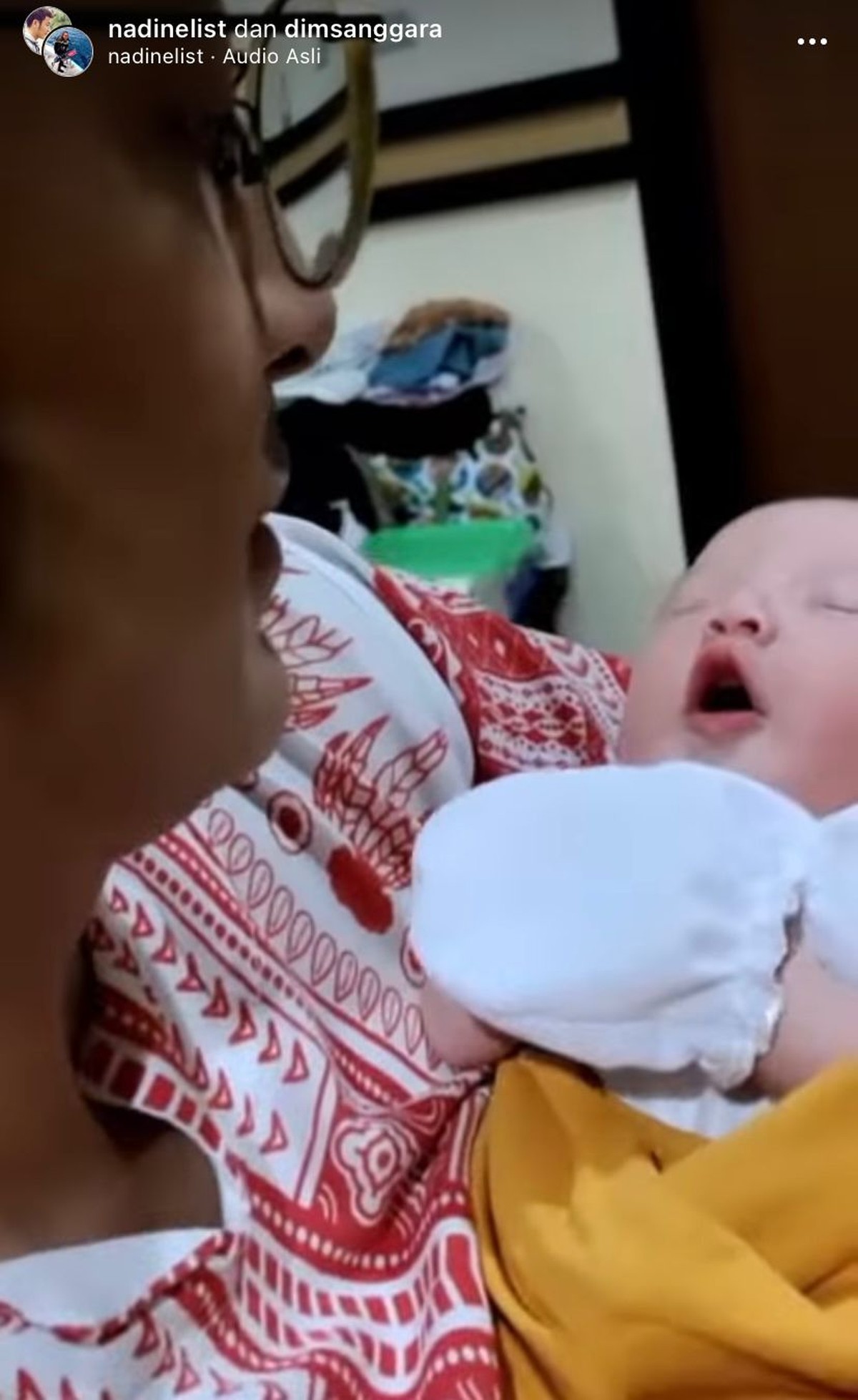 Nadine Chandrawinata dan Dimas Anggara dikaruniai anak perempuan dan resmi jadi orang tua&period; Yuk&comma; intip potret mereka momong baby Dijwa&excl;