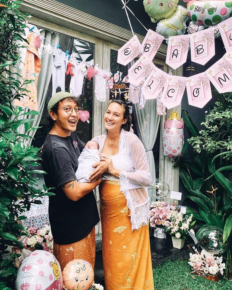 Potret Baby Djiwa Nadine Chandrawinata dan Dimas Anggara dikaruniai anak perempuan dan resmi jadi orang tua. Yuk, intip potret mereka momong baby Dijwa!