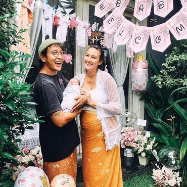 Intip 7 Potret Dimas Anggara Momong Baby Djiwa, Disebut Papa Siaga!