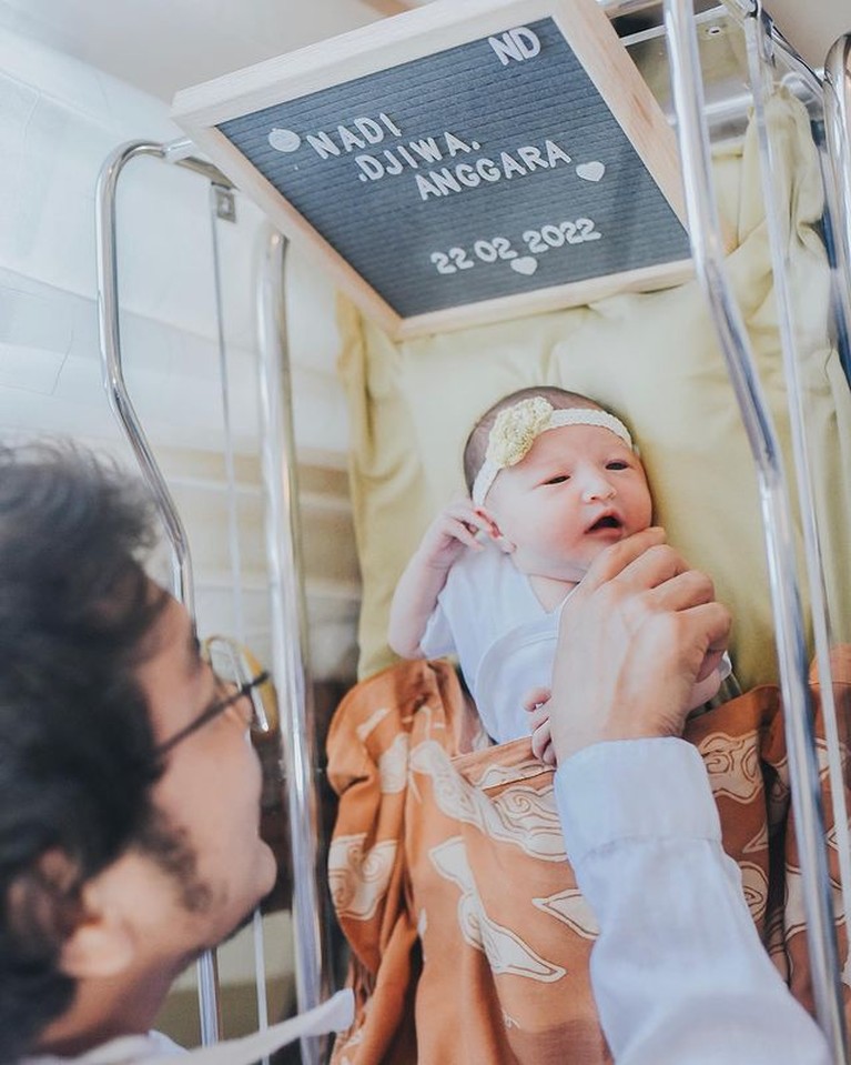 Potret Baby Djiwa Nadine Chandrawinata dan Dimas Anggara dikaruniai anak perempuan dan resmi jadi orang tua. Yuk, intip potret mereka momong baby Dijwa!