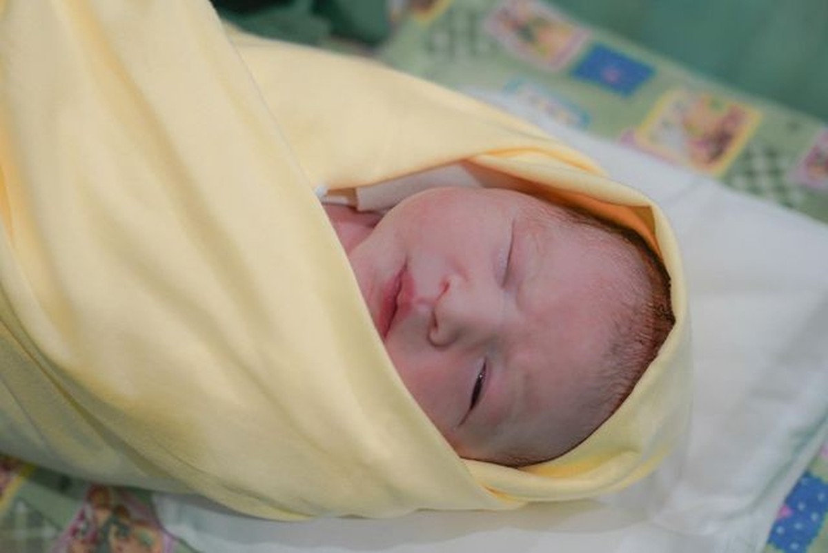 Nadine Chandrawinata dan Dimas Anggara dikaruniai anak perempuan dan resmi jadi orang tua&period; Yuk&comma; intip potret mereka momong baby Dijwa&excl;