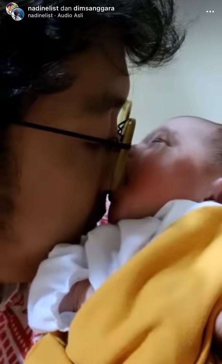 Nadine Chandrawinata dan Dimas Anggara dikaruniai anak perempuan dan resmi jadi orang tua. Yuk, intip potret mereka momong baby Dijwa!
