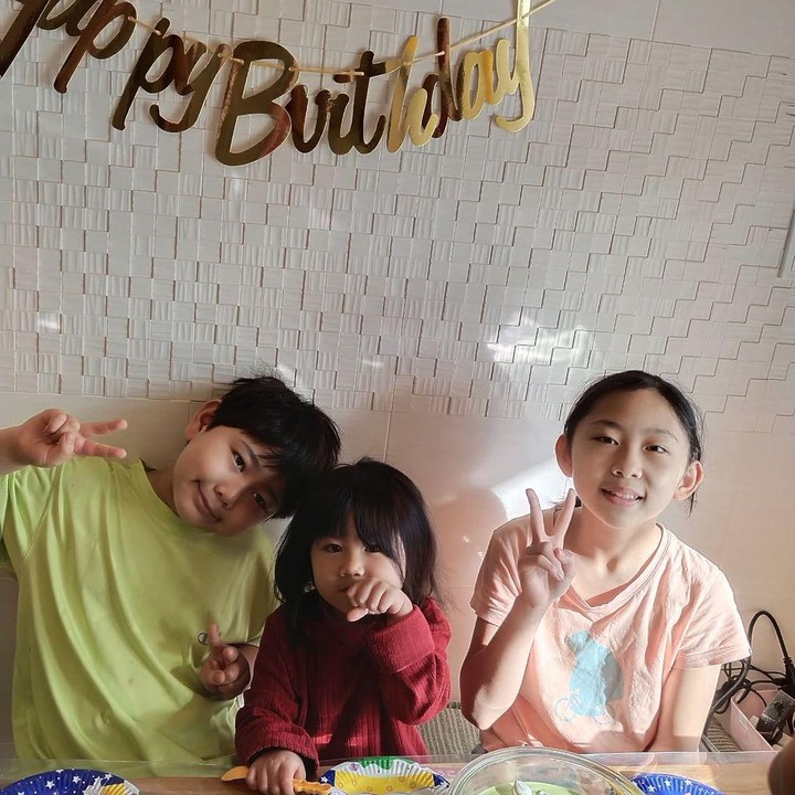 <p>Kini, Lastmi mengikuti sang suami untuk tinggal di Jepang. Dari pernikahannya, Lastmi telah dikaruniai 3 orang anak. (Foto: Instagram: @dewi_lastmi)</p>