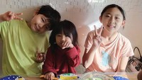 <p>Kini, Lastmi mengikuti sang suami untuk tinggal di Jepang. Dari pernikahannya, Lastmi telah dikaruniai 3 orang anak. (Foto: Instagram: @dewi_lastmi)</p>