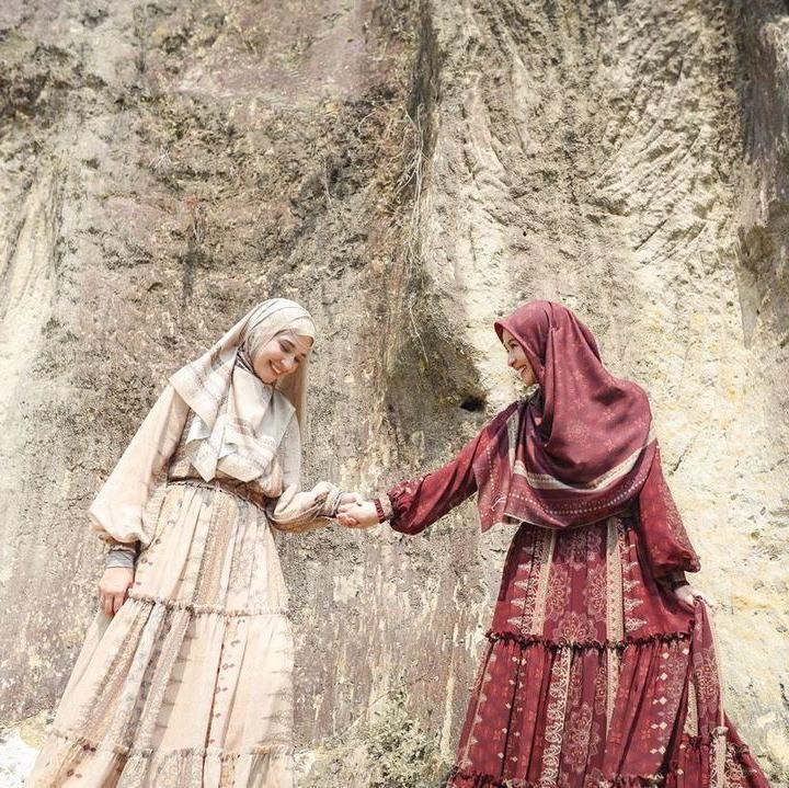 <p>Tak sendirian, terkadang Bella turut mengajak sang sahabat, Shireen Sungkar, untuk menjadi model produk-produknya. (Foto: Instagram: @laudyacynthiabella)</p>