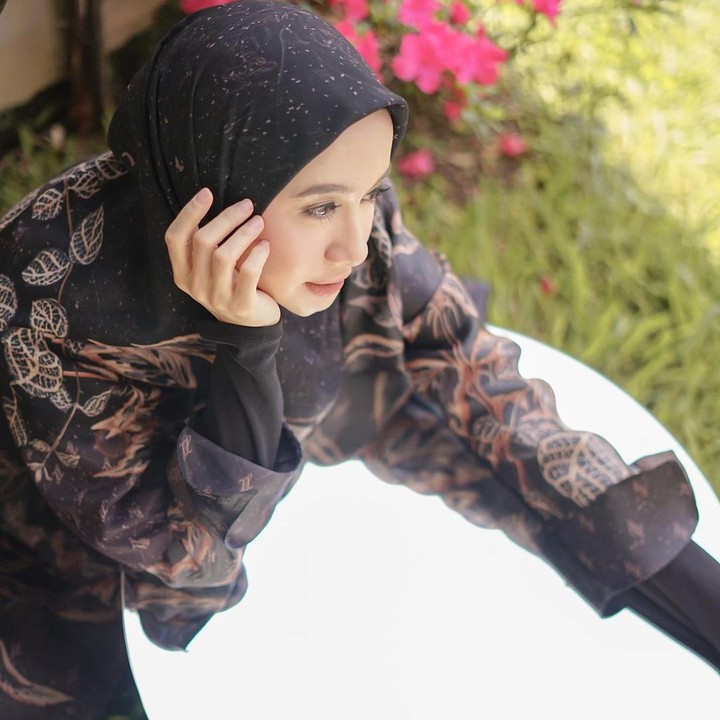 <p>Bella menjadikan dirinya sebagai brand ambassador bisnisnya sendiri, Bunda. Ia kerap melakukan photoshoot menggunakan produk-produk yang ia keluarkan. (Foto: Instagram: @laudyacynthiabella)</p>