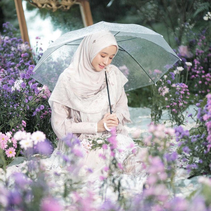 <p>Di sini, Bella menjual berbagai macam pakaian muslimah, Bunda. Tak hanya itu, ia juga menyediakan berbagai macam jenis kerudung, lho. (Foto: Instagram: @laudyacynthiabella)</p>