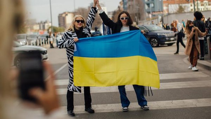 Kecam Invasi Rusia ke Ukraina, Ini Aksi Sosial yang Dilakukan Para Label Fashion Kenamaan Kecam Invasi Rusia ke Ukraina, Ini Aksi Sosial yang Dilakukan Para Label Fashion Kenamaan