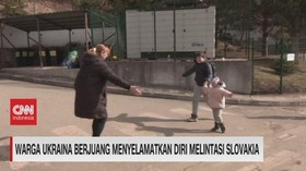VIDEO: Warga Ukraina Berjuang Menyelamatkan Diri Melintasi Slovakia