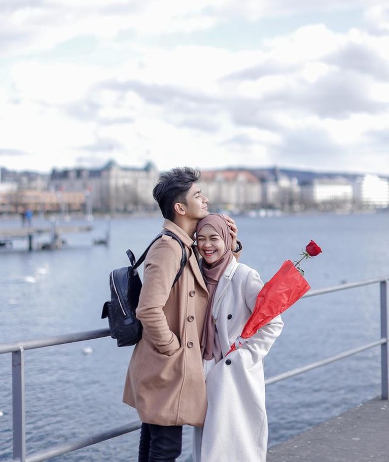 Ria Ricis dan Teuku Ryan Ria Ricis dan Teuku Ryan Liburan di Swiss