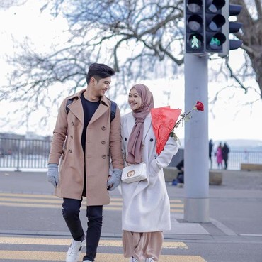 Oki Setiana Dewi Tolak Salaman, Ekspresi Suami Ria Ricis Jadi Sorotan