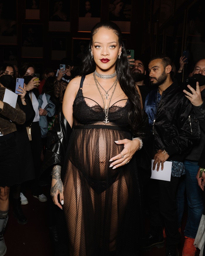 Rihanna tampil mencuri perhatian lewat gaun bergaya lingerie. Well once again only Rihanna can do it! Foto: courtesy of Dior