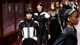 FOTO: Meriah Dior Buka Paris Fashion Week 2022, Ada Jisoo 'BLACKPINK'
