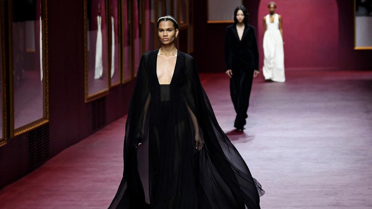 FOTO: Meriah Dior Buka Paris Fashion Week 2022, Ada Jisoo 'BLACKPINK'